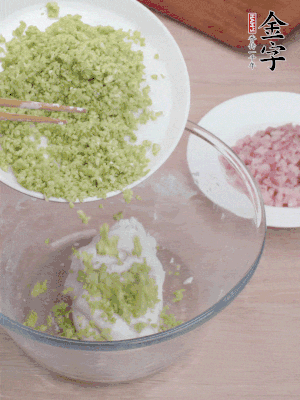 糯米粉邊揉邊加水，成團(tuán)后揉進(jìn)蠶豆、咸肉。