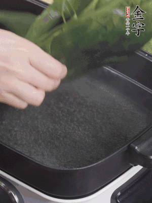 粽葉入沸水煮1分鐘，翻面再煮1分鐘，清洗干凈加水浸泡。