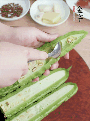 苦瓜去籽切薄片，一點(diǎn)鹽拌勻，10分鐘后沖洗控干。香蔥切蔥花、姜切末、蒜拍碎、干辣椒切圈。