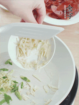 油4成熱，下蔥姜蒜、干辣椒、花椒煸出香味。