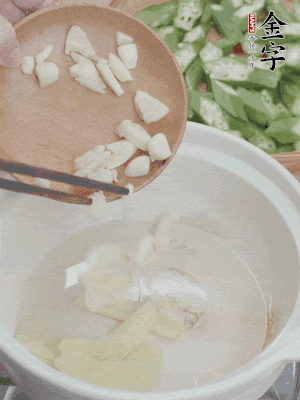 砂煲熱油，姜蒜、辣椒煸香。