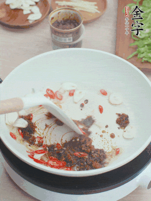 熱鍋涼油，姜蒜、辣椒、金字火腿xo醬炒香。