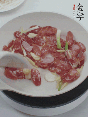 熱鍋爆香姜蒜片，下香腸炒出香味。