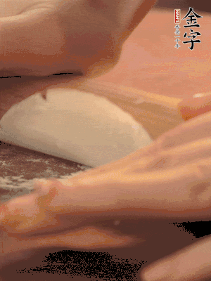 餃子皮邊緣搟薄，整體搟成1.5倍大小。
