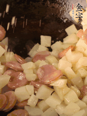 再放烤腸片煎熟。撒點鹽、孜然粉、辣椒面。