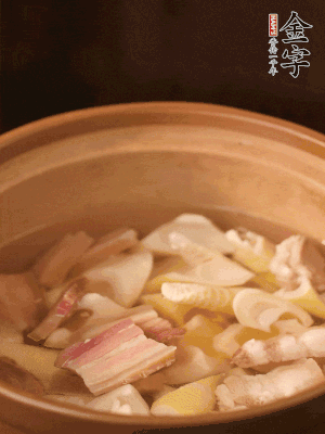 春筍、咸肉、咸肉一起入砂鍋，加姜片、料酒、清水大火煮沸到湯色變白。轉(zhuǎn)小火慢篤半小時(shí)。
