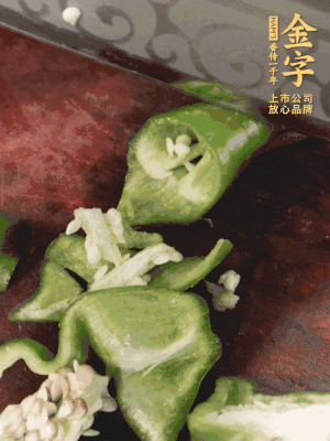 辣椒洗凈斜切成段，蒜切片。