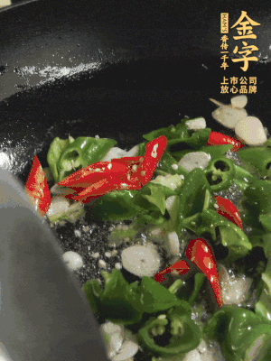 起鍋燒油，加辣椒、蒜片大火翻炒出香味。