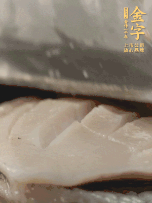 鮑魚用勺子撬出來，去掉內(nèi)臟和牙齒，加面粉、白醋、鹽、啤酒抓一下，清水洗凈，切花刀。