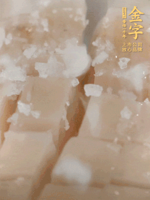 鮑魚中加點鹽、蠔油抓拌一下。