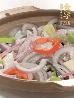 砂鍋底鋪上香菜，放上料頭，再放上焯過水的鮑魚殼。