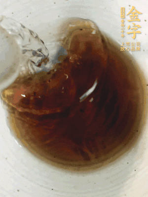 黃酒中加清水、蒸魚豉油、白砂糖混合均勻。
