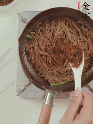 下蕎麥面，淋上少許醬油，加2勺金字火腿大師醬略翻炒即可。