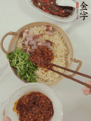 在面上鋪魷魚(yú)、香菜、金字火腿大師醬。