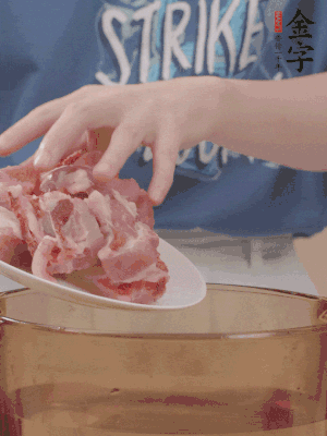 排骨剁小塊，加姜片、料酒沸水下鍋焯水。