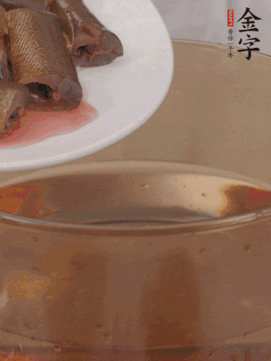處理干凈的黃鱔段，加姜片、料酒沸水下鍋焯水。撈出用涼水沖洗干凈。