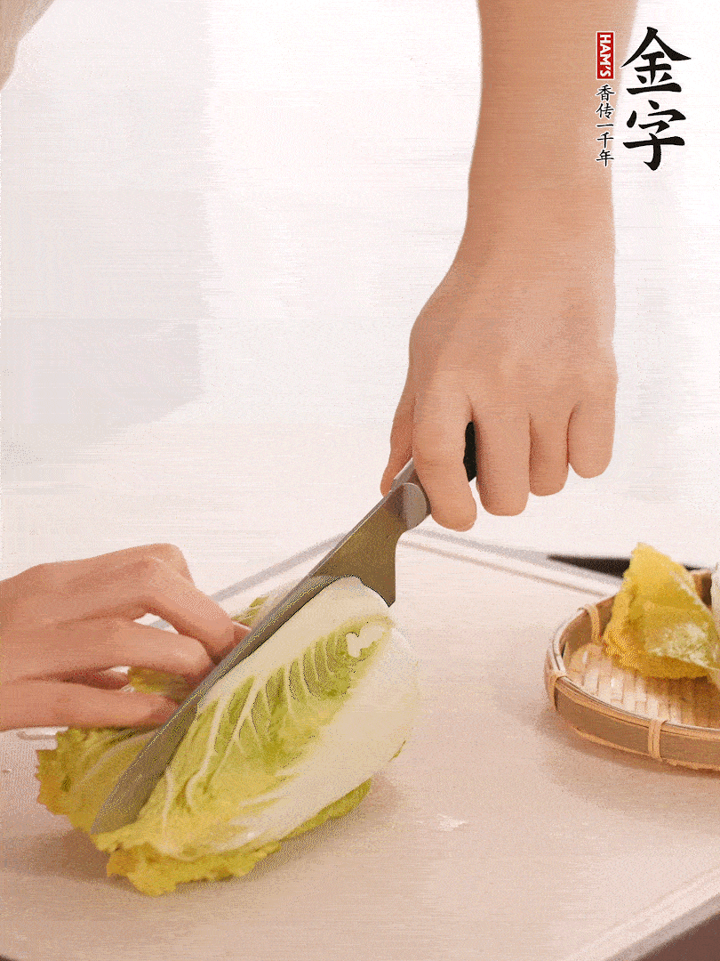 生姜切末，白菜改刀成成塊。