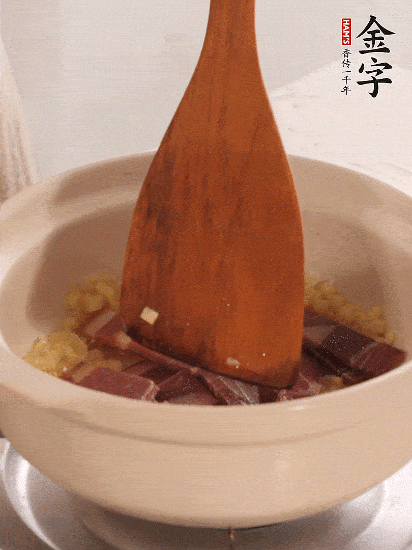加熱水，加入白菜蓋上蓋子煨煮3分鐘。