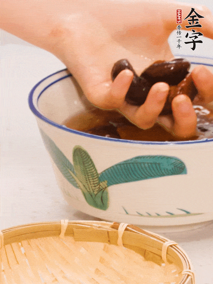 干香菇提前泡發(fā)切片，泡香菇水留著備用。