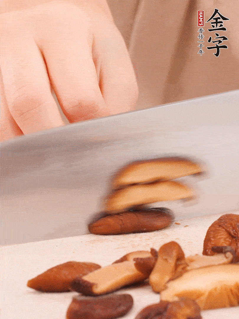 干香菇泡發(fā)，切成小塊。