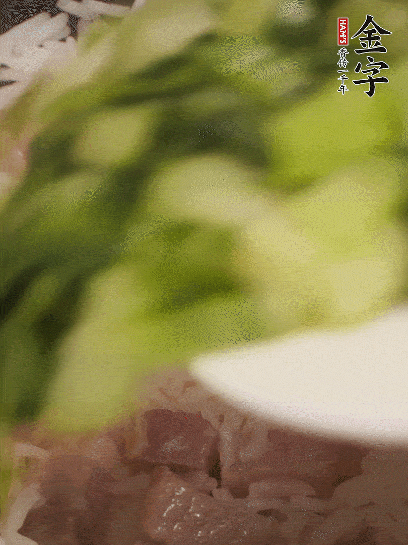 將燜煮好的米飯，倒入炒熟的蔬菜中，翻炒均勻鍆繼續(xù)燜煮5分鐘