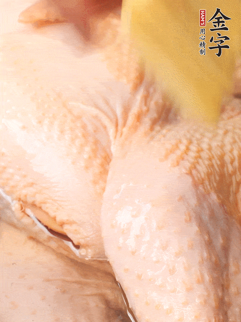 老母雞去頭去尾，斬去雞爪。冷水入鍋，加料酒、蔥姜焯水，煮出浮沫后撈出，用清水洗凈