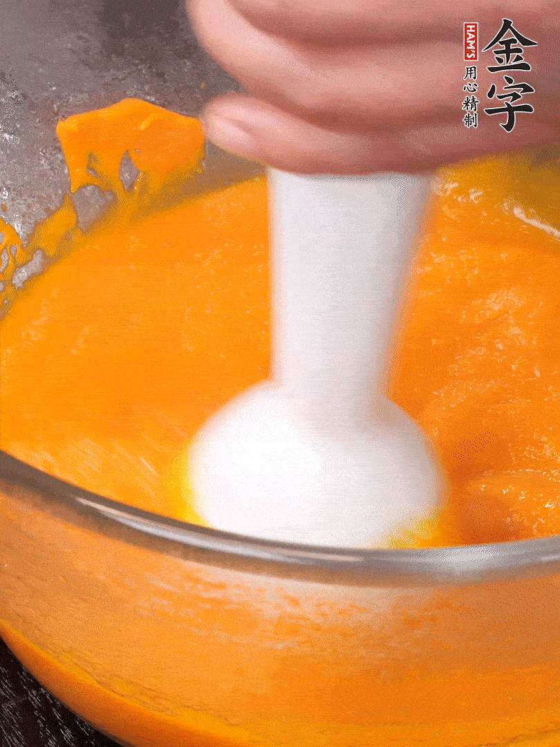 300g南瓜，去皮去瓤切滾刀塊，大火蒸8分鐘，料理機(jī)打成泥，篩網(wǎng)過篩成泥