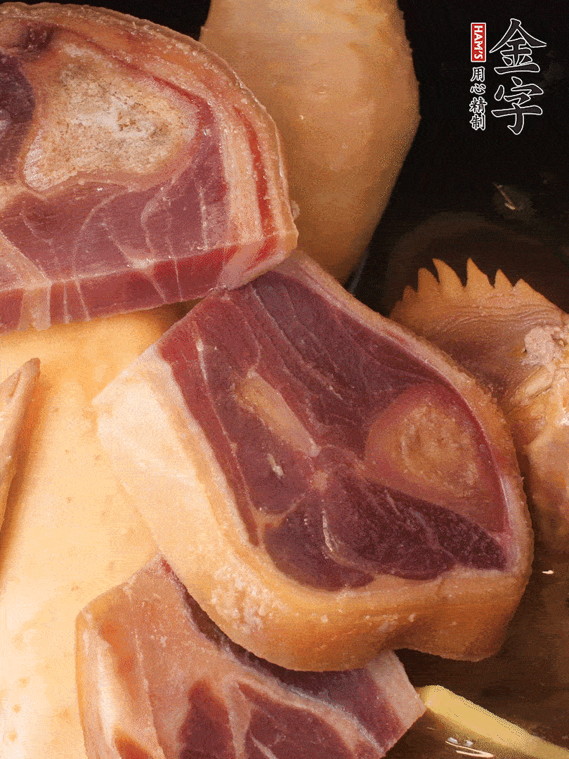 火踵、老母雞加蔥、姜、料酒、清水，大火燒開后轉(zhuǎn)小火，燉1小時(shí)