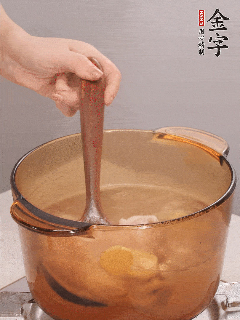 鴨腿冷水下鍋，加姜片、料酒焯水
