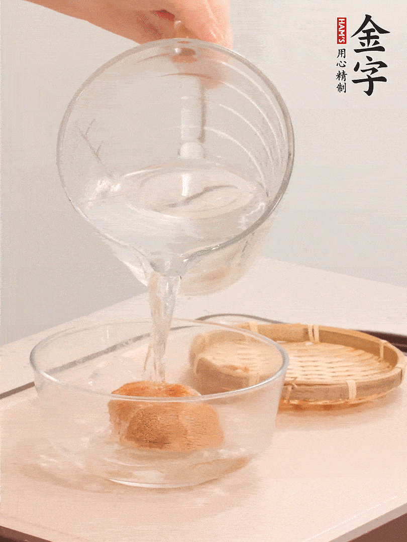 猴頭菇至少泡發(fā)半小時，將浸泡后的黃水?dāng)D干；