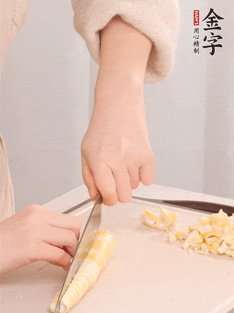 春筍去皮切小塊，焯水2分鐘左右