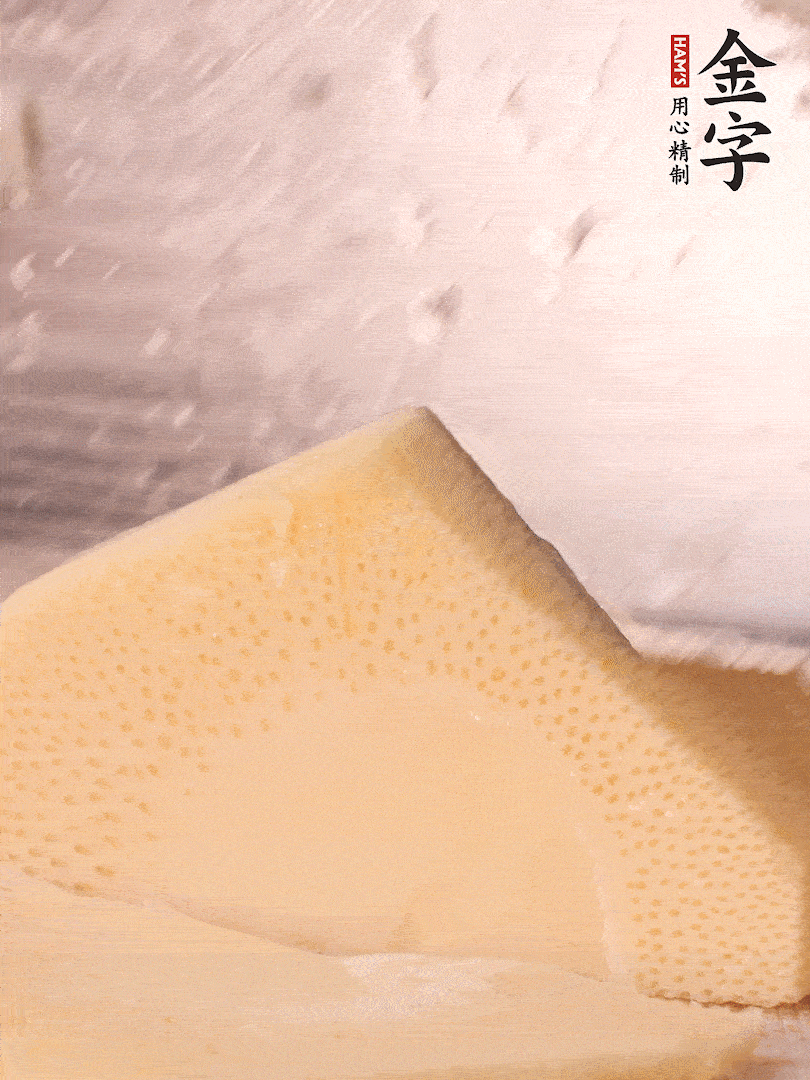冬筍處理干凈，切滾刀塊，開水焯燙去除澀味