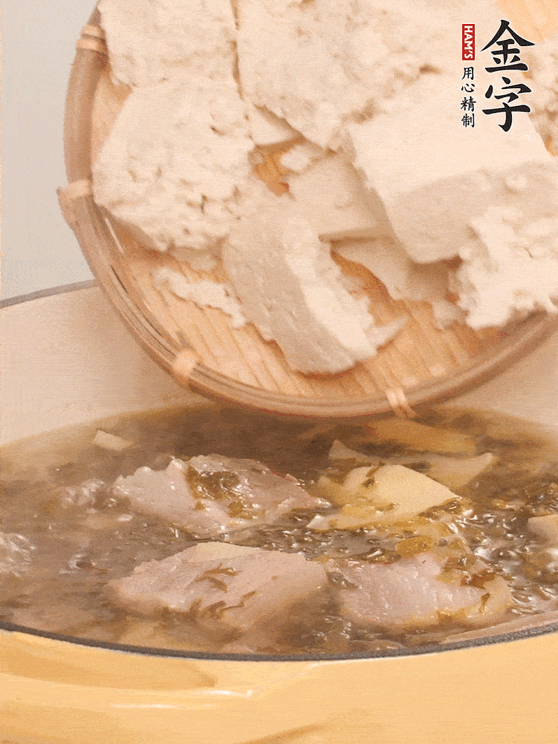 往鍋里加入一倍的水，加豆腐