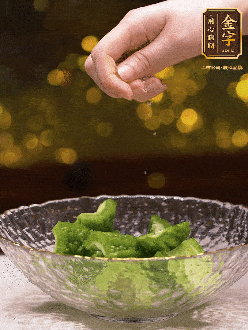 處理好的苦瓜切段（5cm），加點(diǎn)鹽鹽腌一下，去除一下苦味