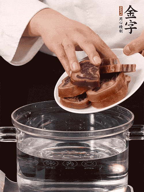 準(zhǔn)備食材。做金銀蹄有2個關(guān)鍵點(diǎn)：食材上火腿當(dāng)然得選足年發(fā)酵的金字火腿，新鮮豬爪最好選前腳、大小適宜的。