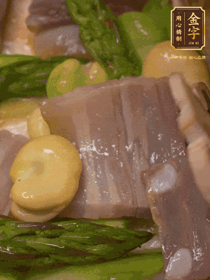 倒入熱水，燉煮10分鐘