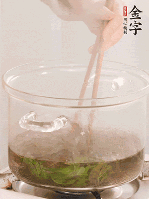 香椿焯水，變色后撈出，切成小段