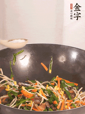 炒合菜：金字醬油肉、綠豆芽、韭菜