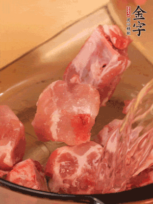 排骨冷水下鍋，加料酒、姜片，煮開綽水