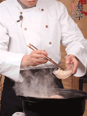花膠、金湯放入鍋中小火再燉10分鐘