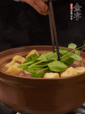 加筒骨煲的經(jīng)典配菜：金字土香腸、油豆腐、千張蓋上蓋子燜一會(huì)兒，耐心等候10分鐘。