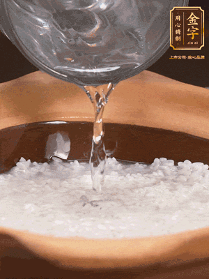 砂鍋底部刷一層油，加入大米和開水，水高1cm,大火燒開后轉(zhuǎn)中火煲5分鐘，到水微收干