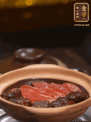 鋪上臘腸和排骨，鍋邊淋一圈油，小火煲10分鐘