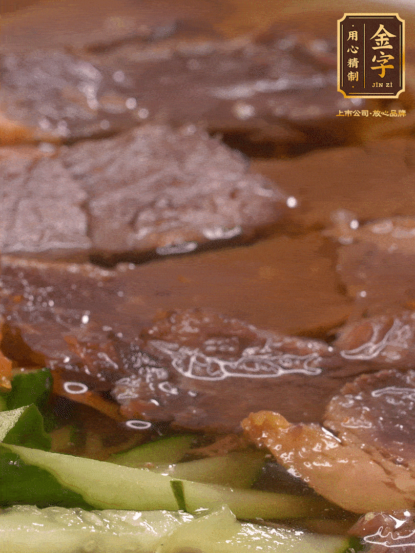 養(yǎng)麥冷面，涼水中清洗浸泡5分鐘，沸水中煮3分鐘，涼水漂洗沖涼