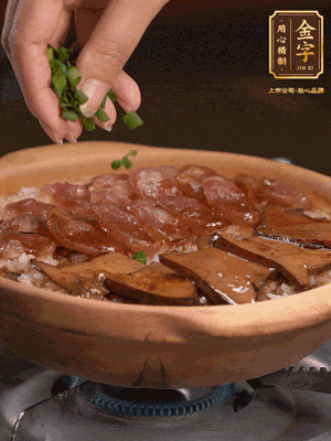 最后鋪上牛肝菌，爭分奪秒地倒上醬汁，撒點(diǎn)小蔥花