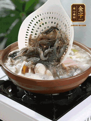 最后加一把蛤蜊、一把河蝦燜2分鐘，放一點白胡椒粉調(diào)味，撒上蔥花點綴！