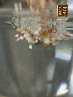 雜糧提前浸泡6小時，洗凈后下砂鍋