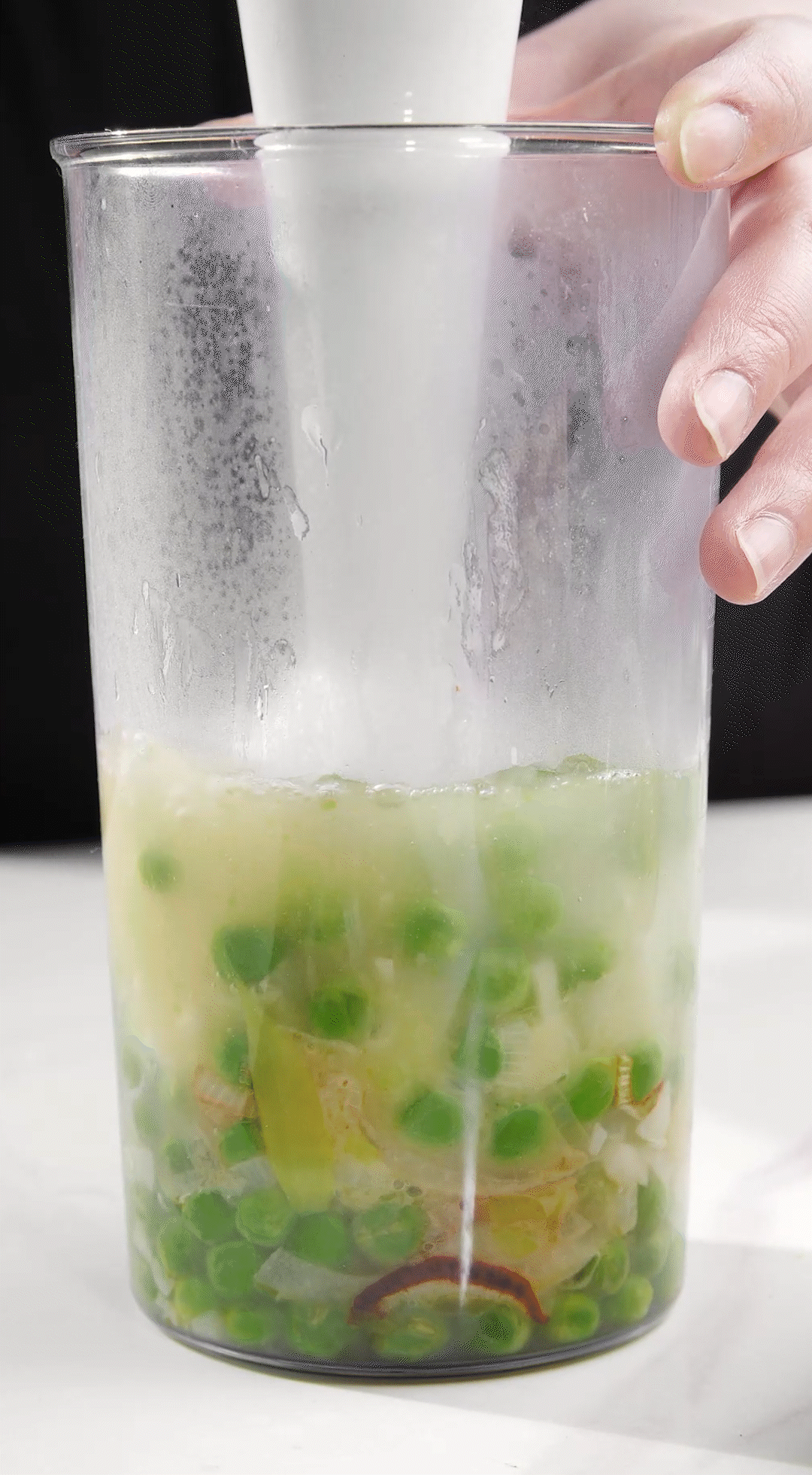 炒好的蔬菜+高湯或熱水，倒入破壁機(jī)攪打細(xì)膩絲滑即可。