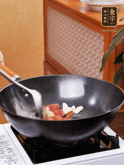 熱油，香腸微微煸出香味，加蒜片、小米辣