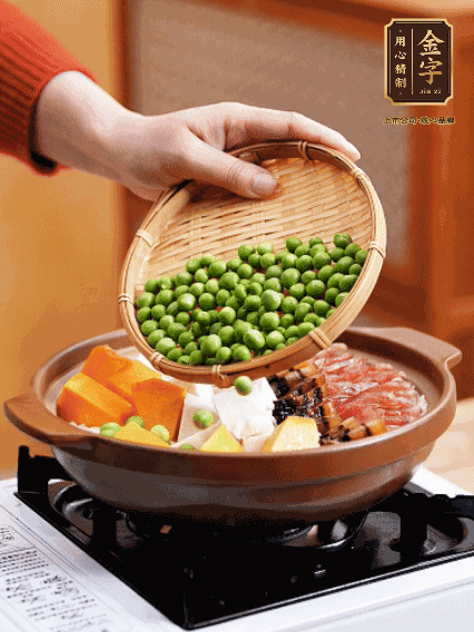再鋪上臘腸、醬油肉、豌豆，小火煲6分鐘